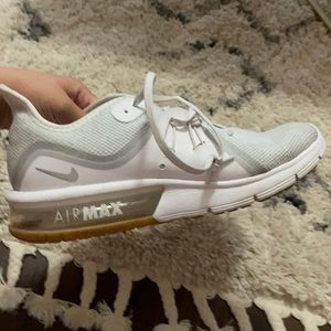 White nike airmax sequent 3